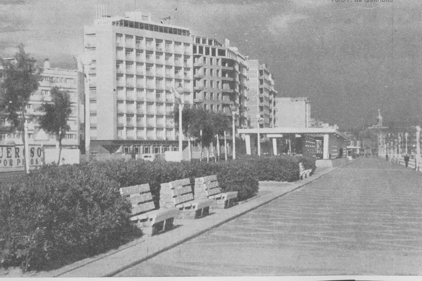 El paseo marítimo gijonés, que este verano volverá a sufrir cambios en detrimento del tráfico rodado, ha experimentado numerosas transformaciones a lo largo de su historia. Estas imágenes te muestran cómo ha sido. ¿Has vivido alguna de estas épocas?