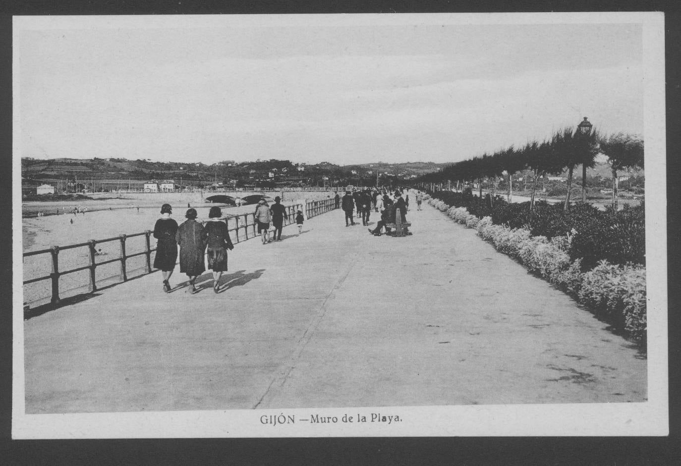 El paseo marítimo gijonés, que este verano volverá a sufrir cambios en detrimento del tráfico rodado, ha experimentado numerosas transformaciones a lo largo de su historia. Estas imágenes te muestran cómo ha sido. ¿Has vivido alguna de estas épocas?