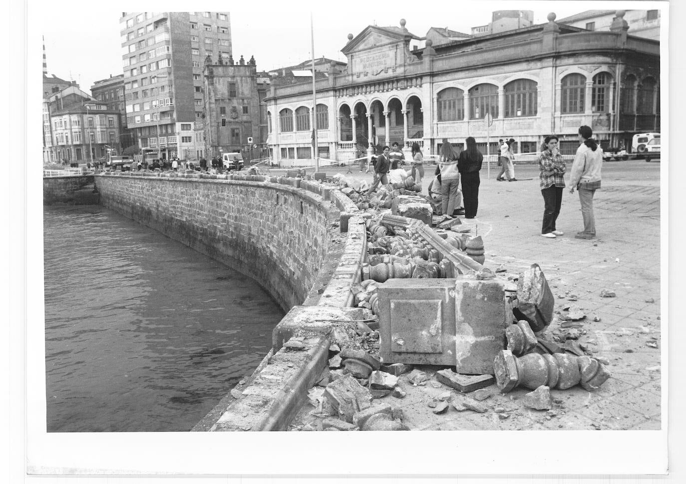 El paseo marítimo gijonés, que este verano volverá a sufrir cambios en detrimento del tráfico rodado, ha experimentado numerosas transformaciones a lo largo de su historia. Estas imágenes te muestran cómo ha sido. ¿Has vivido alguna de estas épocas?