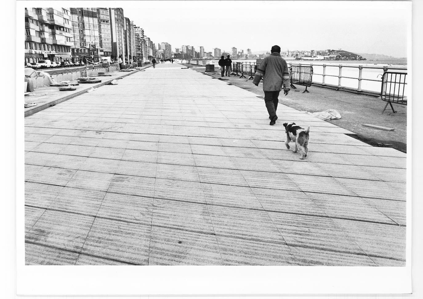 El paseo marítimo gijonés, que este verano volverá a sufrir cambios en detrimento del tráfico rodado, ha experimentado numerosas transformaciones a lo largo de su historia. Estas imágenes te muestran cómo ha sido. ¿Has vivido alguna de estas épocas?