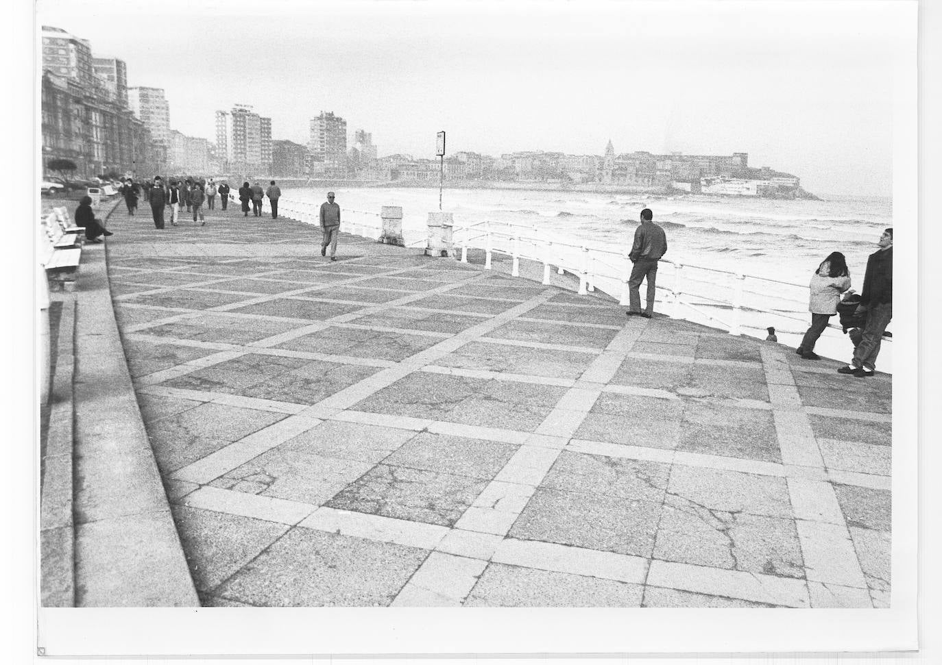 El paseo marítimo gijonés, que este verano volverá a sufrir cambios en detrimento del tráfico rodado, ha experimentado numerosas transformaciones a lo largo de su historia. Estas imágenes te muestran cómo ha sido. ¿Has vivido alguna de estas épocas?