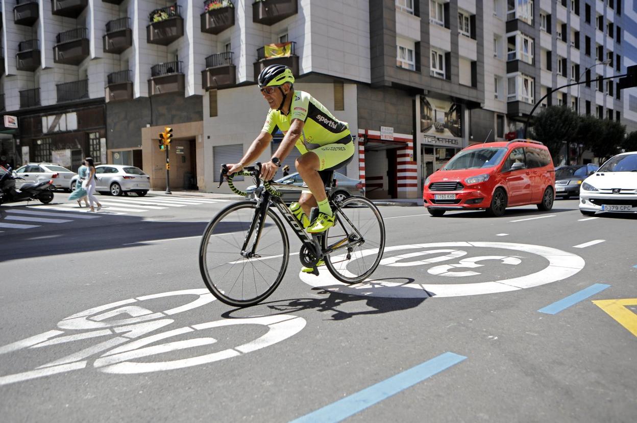 Un ciclista circula por el ciclocarril pintado en la avenida de Pablo Iglesias. 