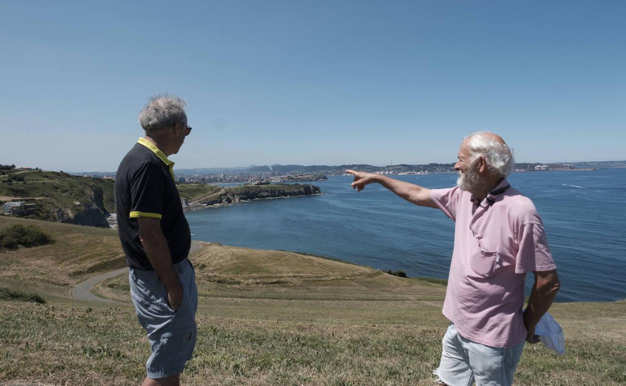 Dos amigos disfrutan de la vista que ofrece senda de El Cervigón a su paso por el parque del cabo San Lorenzo