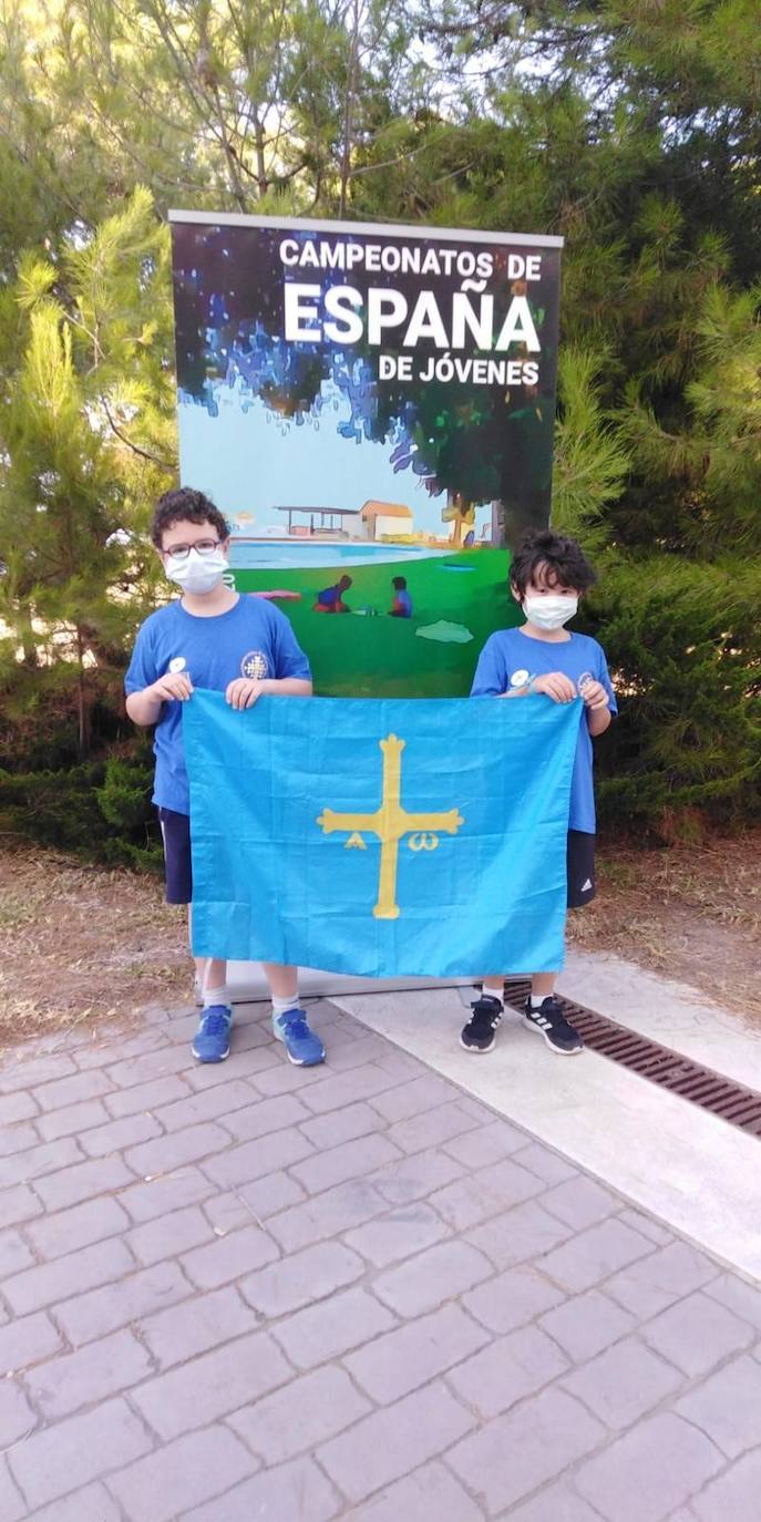 Lucas Arce y Roque Ordiz con la bandera asturiana y las pertinentes mascarillas. 