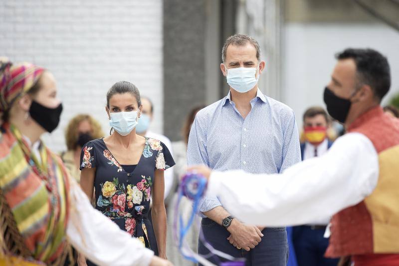 Don Felipe y doña Letizia iniciaron en Canarias su gira por todo el país tras el confinamiento. Los Reyes visitarán todas las comunidades autónomas de España con el objetivo de apoyar al turismo después de la pandemia. 