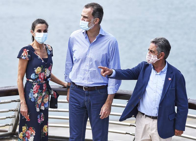 Don Felipe y doña Letizia iniciaron en Canarias su gira por todo el país tras el confinamiento. Los Reyes visitarán todas las comunidades autónomas de España con el objetivo de apoyar al turismo después de la pandemia. 