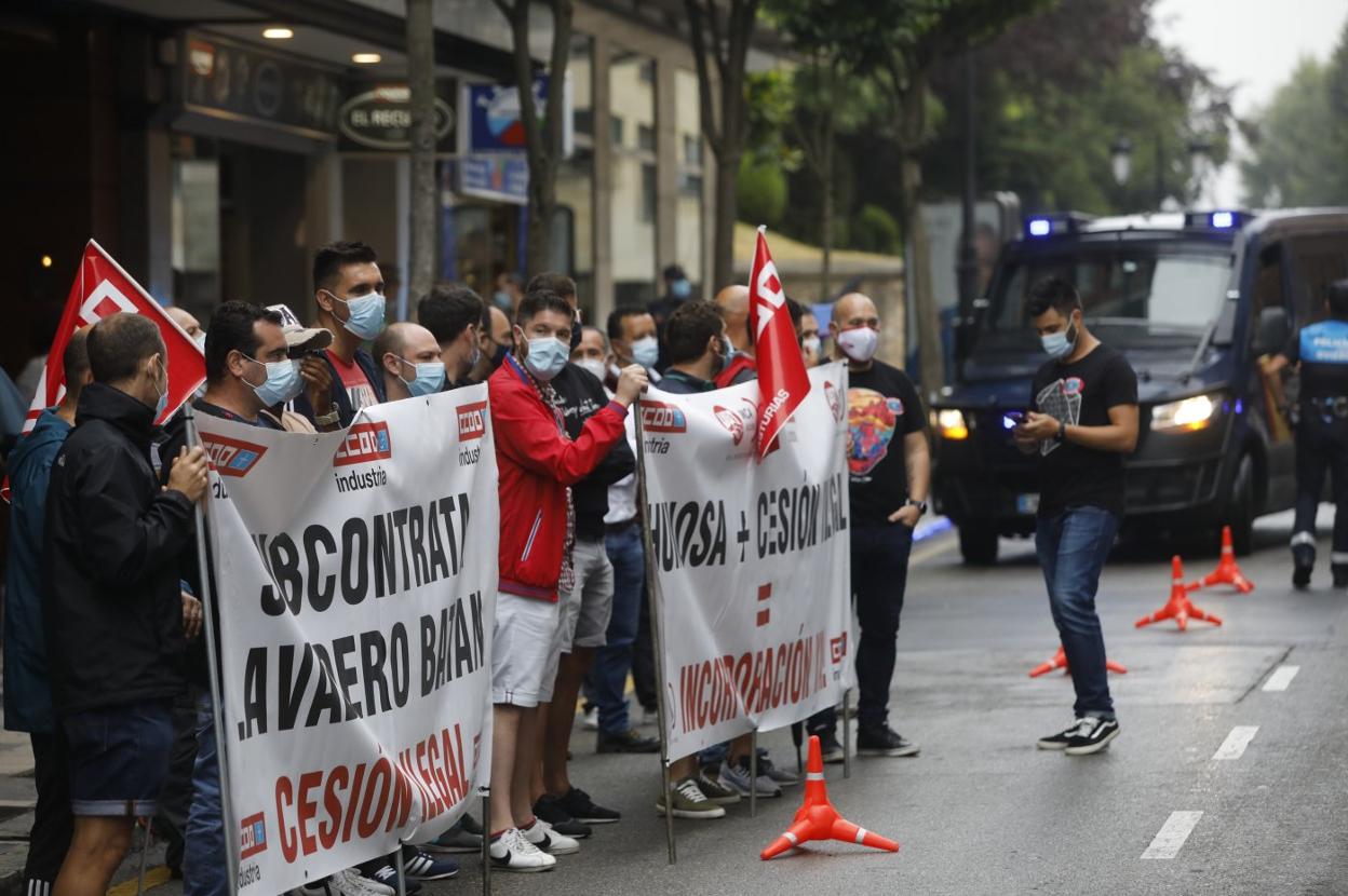 Los trabajadores de la subcontrata del Batán protestan ante el Sasec, en Oviedo. 