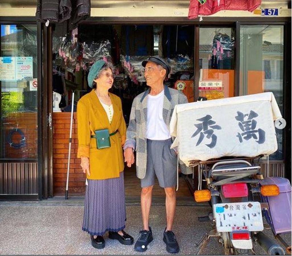 Fotos: Una pareja de ancianos crea looks increíbles con ropa olvidada en su lavandería