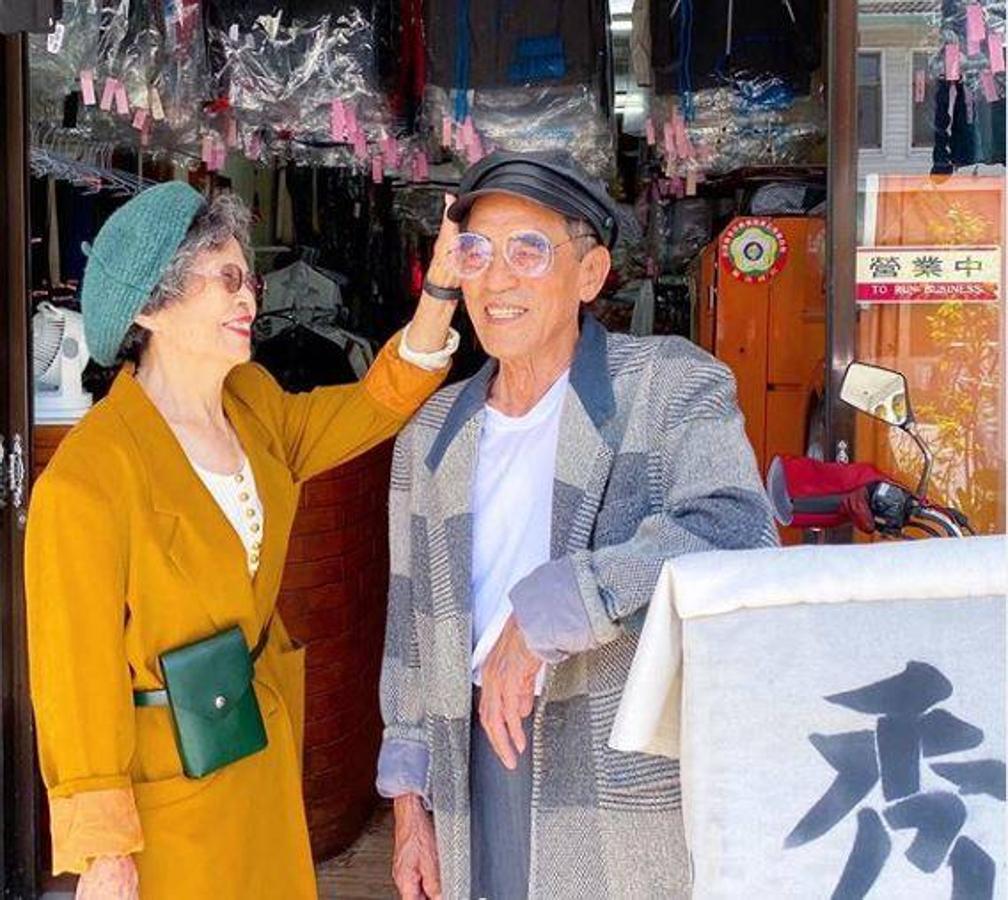 Fotos: Una pareja de ancianos crea looks increíbles con ropa olvidada en su lavandería