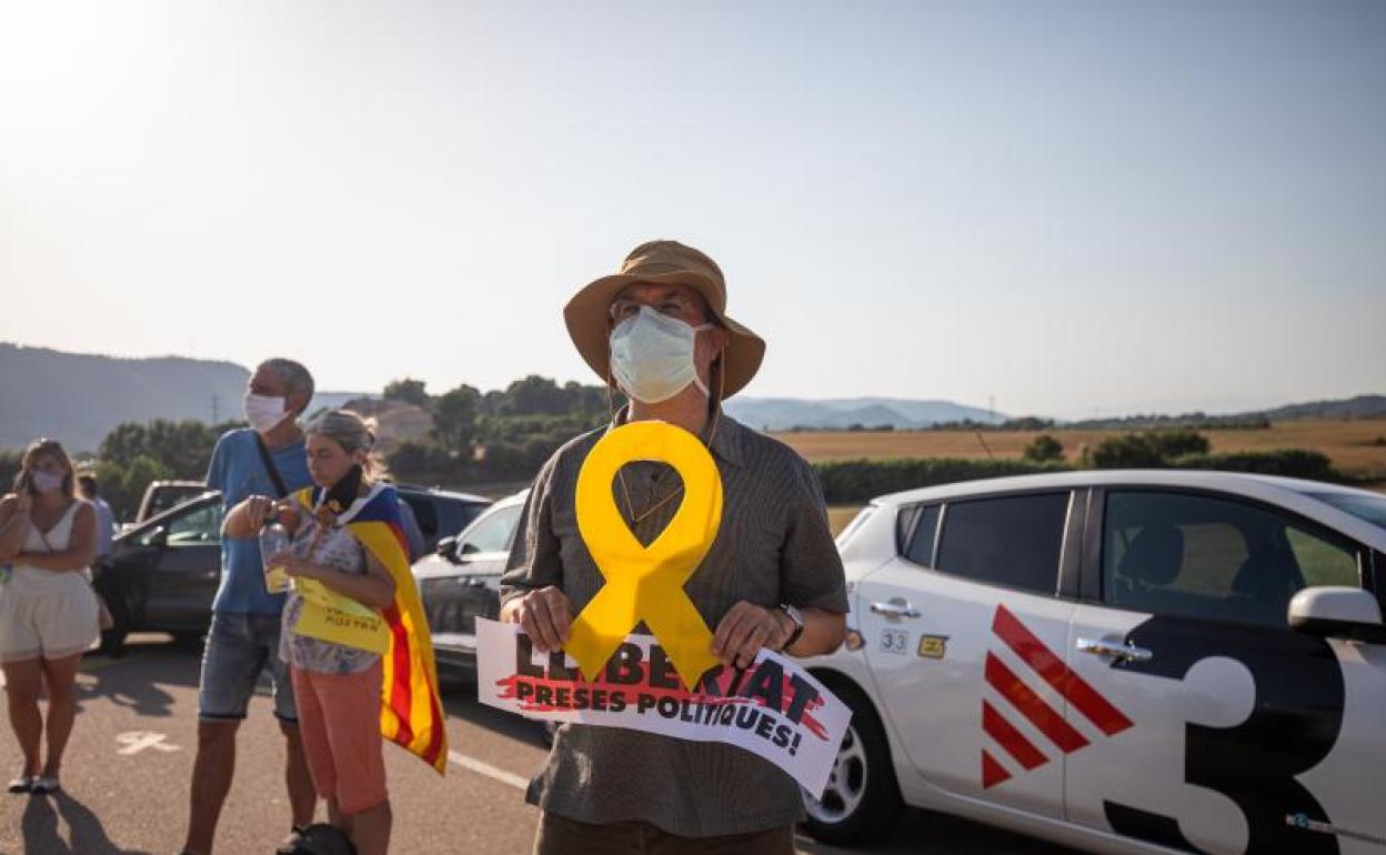 Una persona con un lazo amarillo en Sant Joan de Vilatorrada 