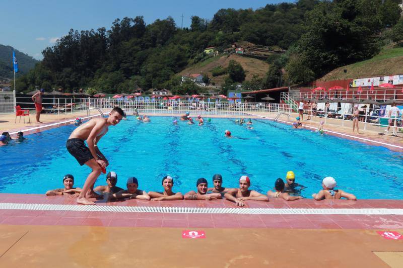 La región se encuentra este jueves en alerta naranja por temperaturas máximas que podrían rozar los 40 grados en algunas localidades. El sol ha animado a asturianos y visitantes a salir a playas, paseos o terrazas desde primera hora. Algunos arenales han tenido que ser cerrados por momentos. También a coger la canoa y bajar el Sella 