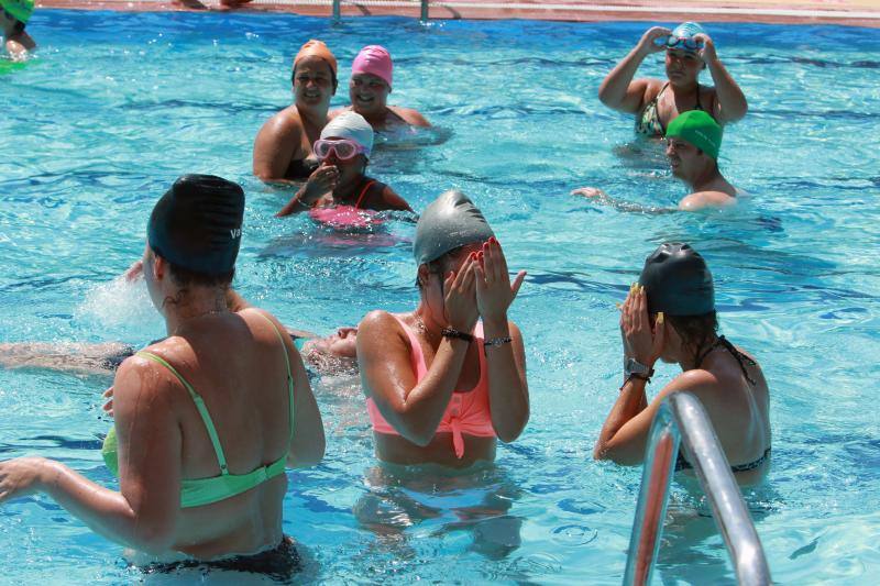 La región se encuentra este jueves en alerta naranja por temperaturas máximas que podrían rozar los 40 grados en algunas localidades. El sol ha animado a asturianos y visitantes a salir a playas, paseos o terrazas desde primera hora. Algunos arenales han tenido que ser cerrados por momentos. También a coger la canoa y bajar el Sella 