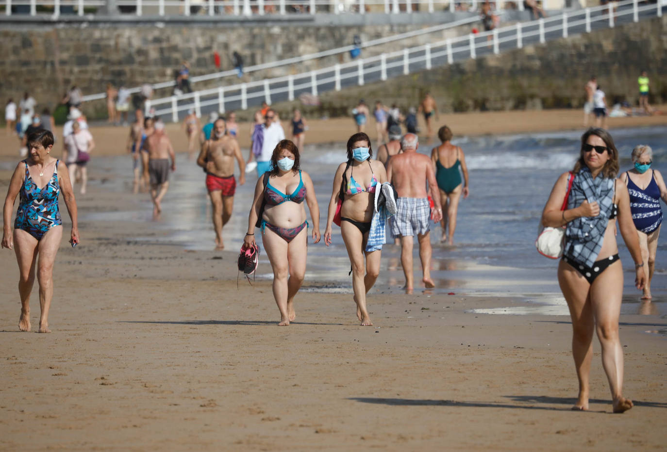 La región se encuentra este jueves en alerta naranja por temperaturas máximas que podrían rozar los 40 grados en algunas localidades. El sol ha animado a asturianos y visitantes a salir a playas, paseos o terrazas desde primera hora.