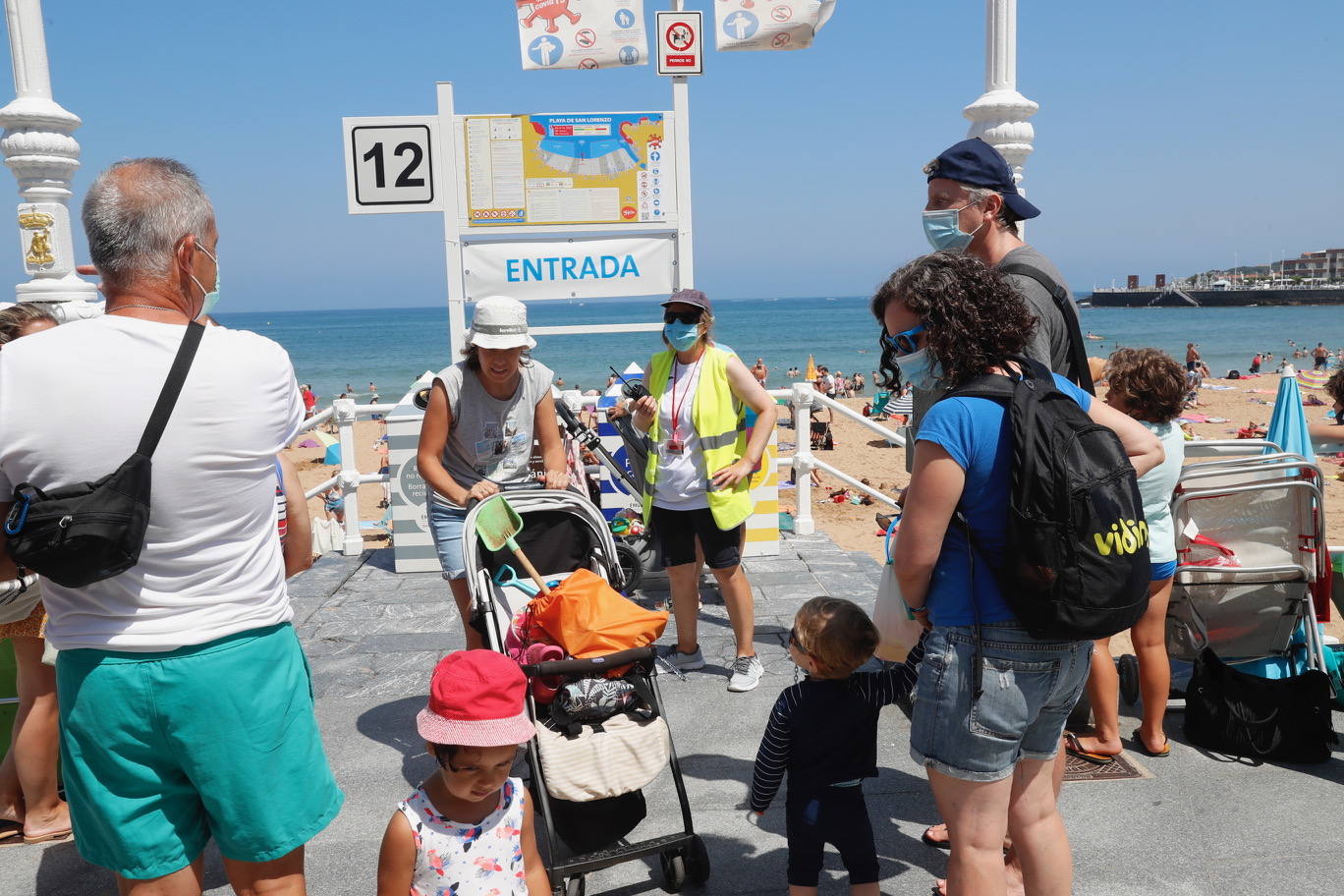 La región se encuentra este jueves en alerta naranja por temperaturas máximas que podrían rozar los 40 grados en algunas localidades. El sol ha animado a asturianos y visitantes a salir a playas, paseos o terrazas desde primera hora.