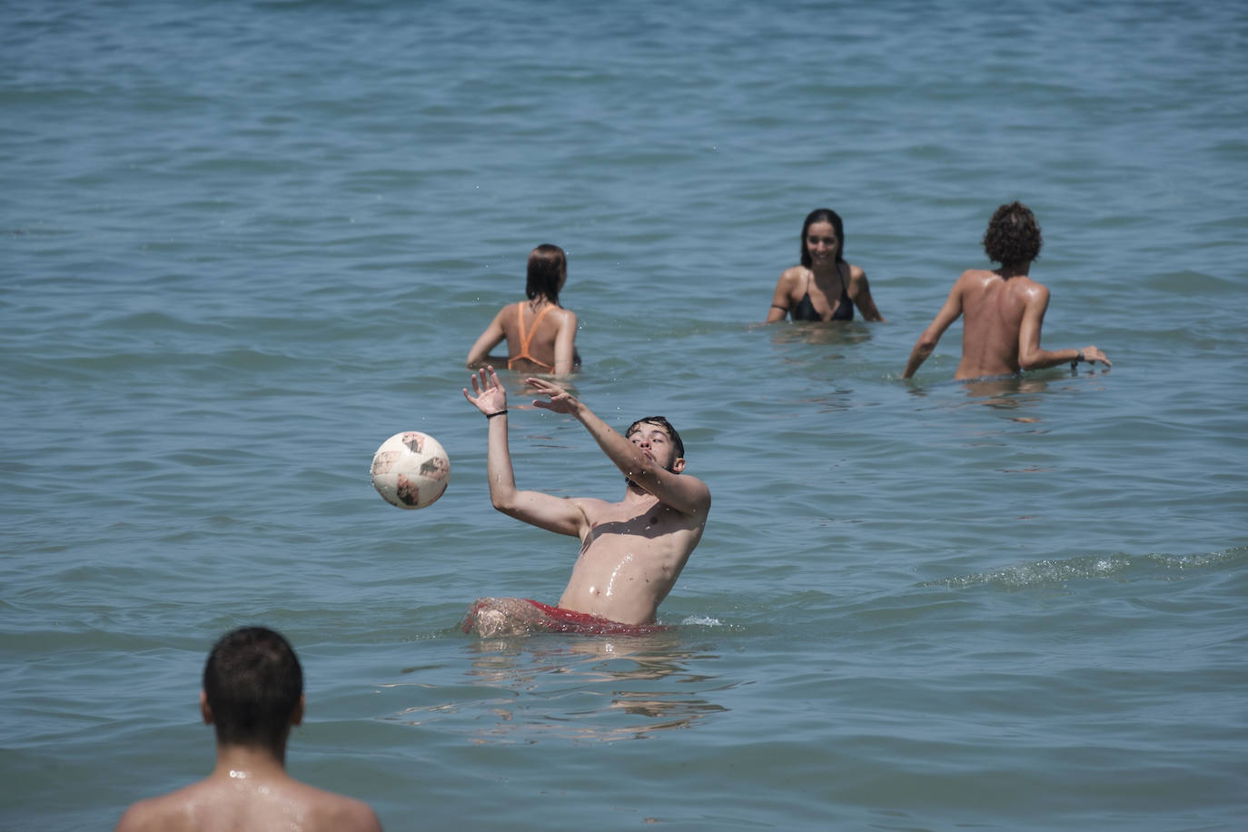 La región se encuentra este jueves en alerta naranja por temperaturas máximas que podrían rozar los 40 grados en algunas localidades. El sol ha animado a asturianos y visitantes a salir a playas, paseos o terrazas desde primera hora. Algunos arenales han tenido que ser cerrados por momentos. También a coger la canoa y bajar el Sella 