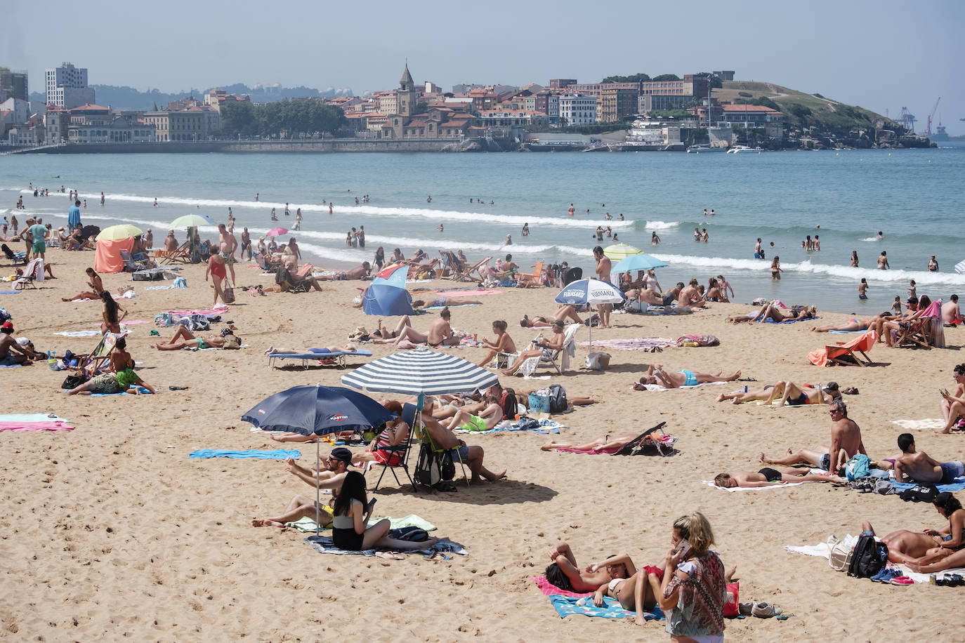 La región se encuentra este jueves en alerta naranja por temperaturas máximas que podrían rozar los 40 grados en algunas localidades. El sol ha animado a asturianos y visitantes a salir a playas, paseos o terrazas desde primera hora. Algunos arenales han tenido que ser cerrados por momentos. También a coger la canoa y bajar el Sella 