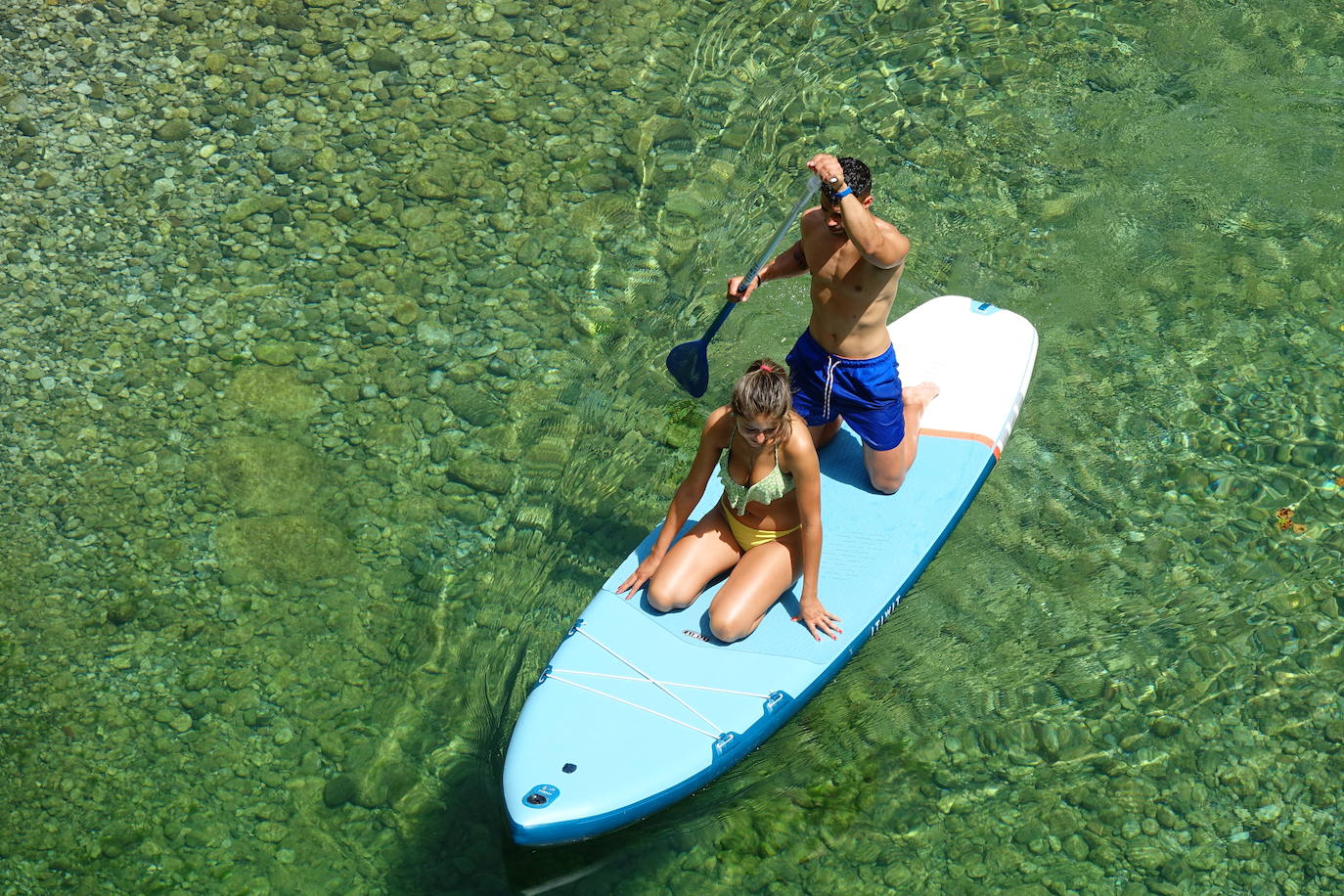 La región se encuentra este jueves en alerta naranja por temperaturas máximas que podrían rozar los 40 grados en algunas localidades. El sol ha animado a asturianos y visitantes a salir a playas, paseos o terrazas desde primera hora. Algunos arenales han tenido que ser cerrados por momentos. También a coger la canoa y bajar el Sella 