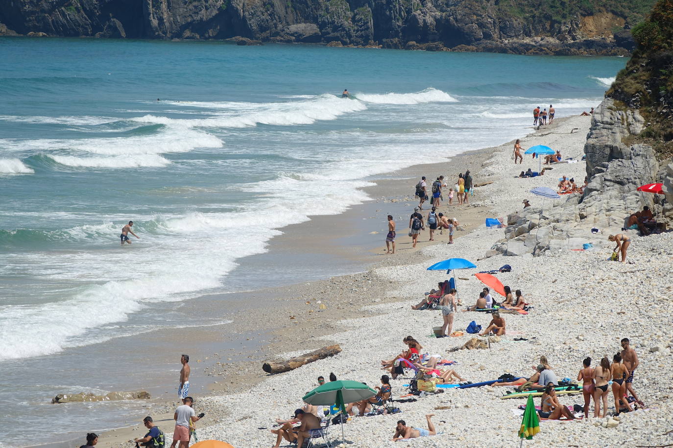 La región se encuentra este jueves en alerta naranja por temperaturas máximas que podrían rozar los 40 grados en algunas localidades. El sol ha animado a asturianos y visitantes a salir a playas, paseos o terrazas desde primera hora. Algunos arenales han tenido que ser cerrados por momentos. También a coger la canoa y bajar el Sella 