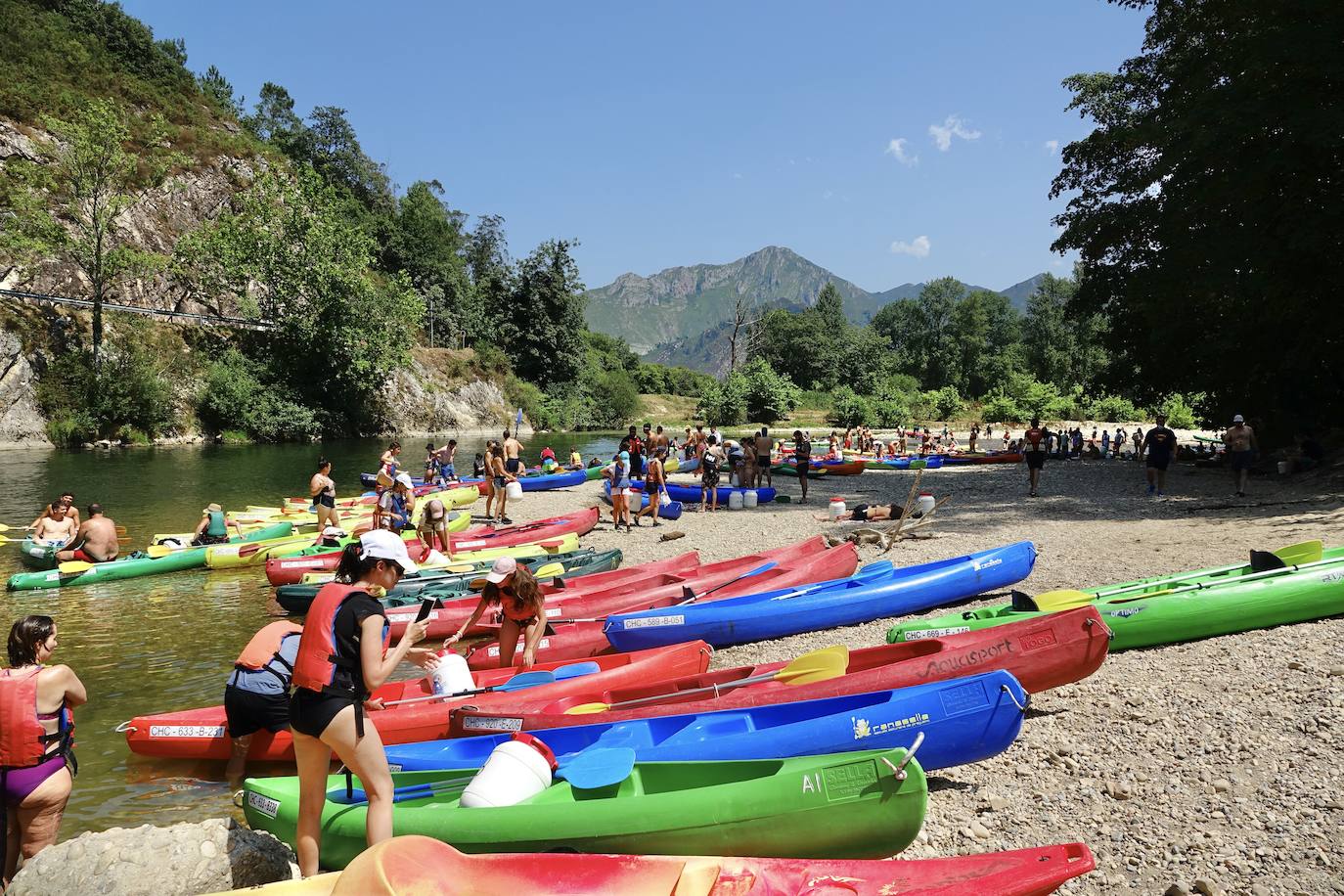 La región se encuentra este jueves en alerta naranja por temperaturas máximas que podrían rozar los 40 grados en algunas localidades. El sol ha animado a asturianos y visitantes a salir a playas, paseos o terrazas desde primera hora. Algunos arenales han tenido que ser cerrados por momentos. También a coger la canoa y bajar el Sella 