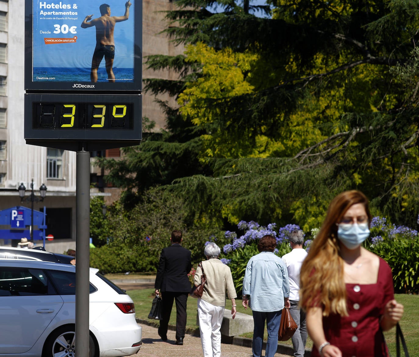 La región se encuentra este jueves en alerta naranja por temperaturas máximas que podrían rozar los 40 grados en algunas localidades. El sol ha animado a asturianos y visitantes a salir a playas, paseos o terrazas desde primera hora. Algunos arenales han tenido que ser cerrados por momentos. También a coger la canoa y bajar el Sella 