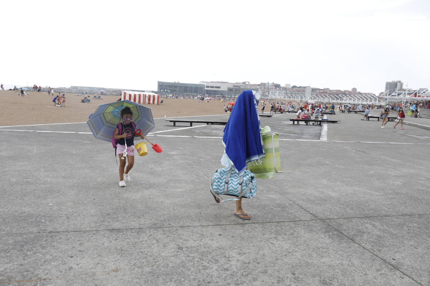 Fotos: La tormenta enfría el ambiente y vacía playas