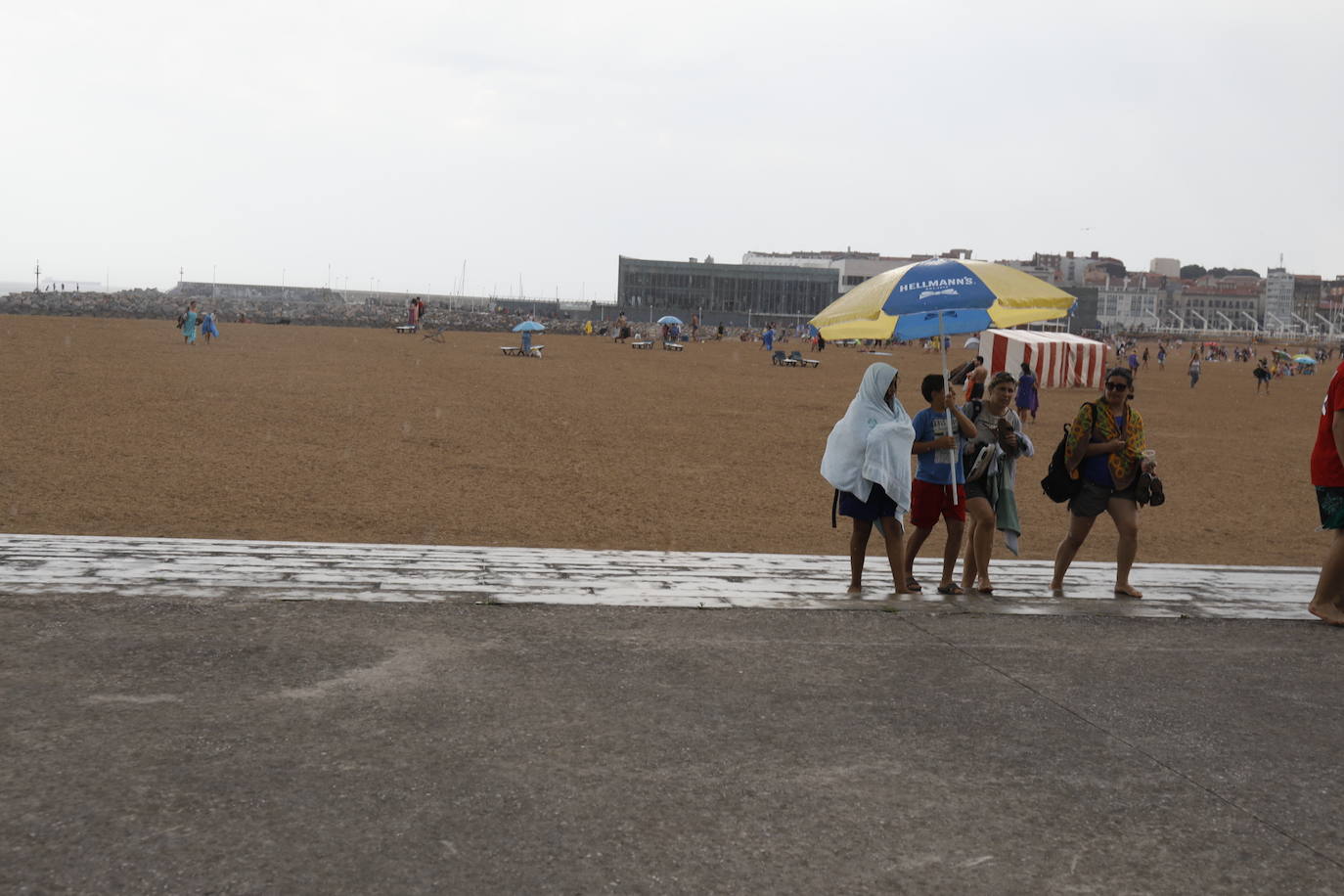 Fotos: La tormenta enfría el ambiente y vacía playas