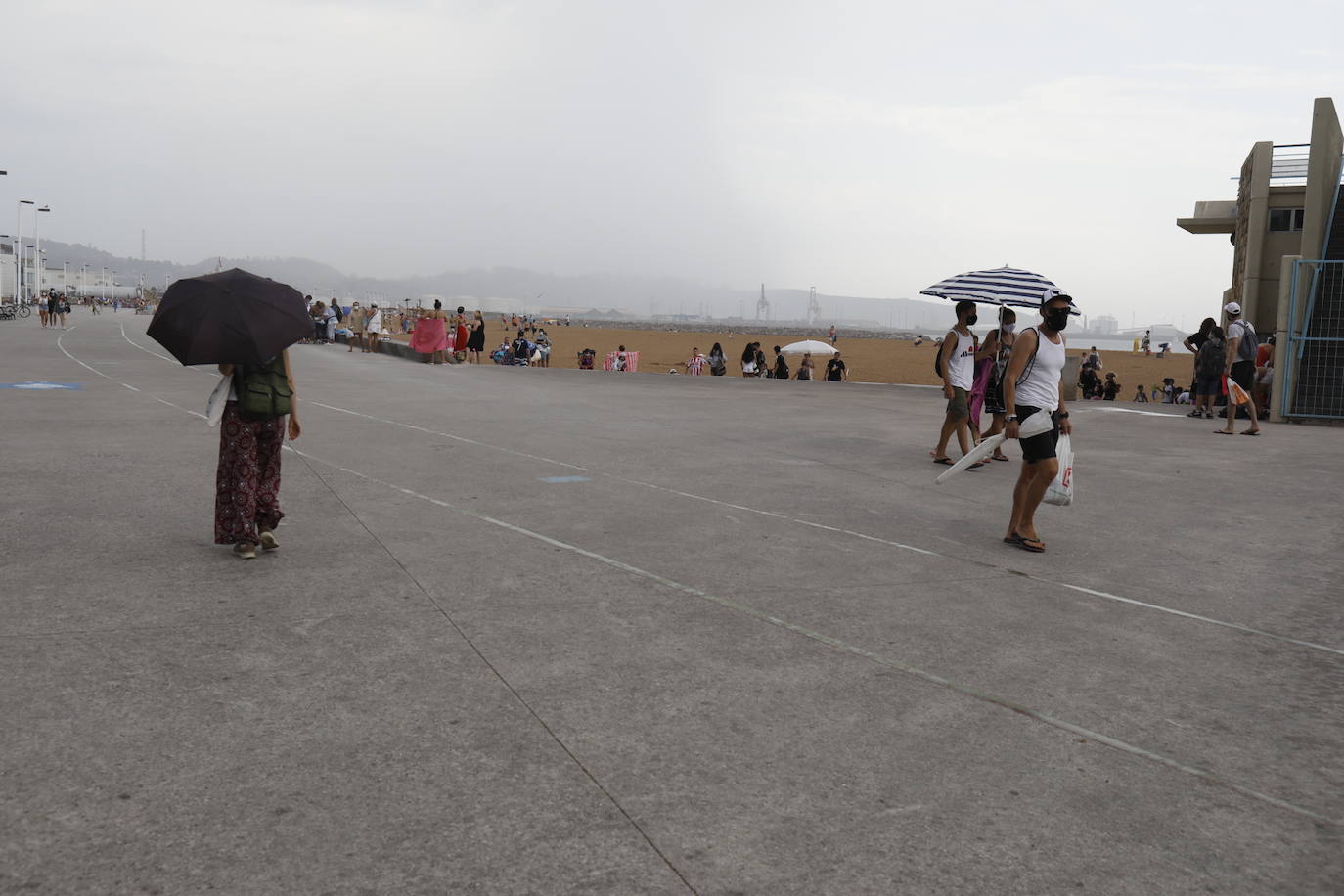 Fotos: La tormenta enfría el ambiente y vacía playas