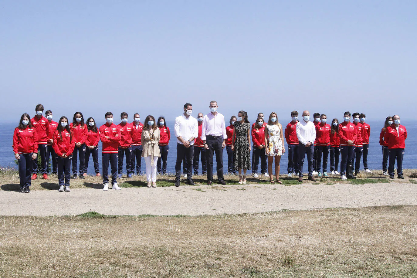 Con una visita a Gijón y Llanera. Así terminan don Felipe y doña Letizia su gira por España para expresa su apoyo a los profesionales y sectores que se mantienen en primera línea en la lucha contra el coronavirus. Los Reyes han sido recibidos en las instalaciones de Cogersa en la parroquia de Serín por las autoridades regionales y locales. Posteriormente se desplazaron hasta el Cerro de Santa Catalina en Gijón.