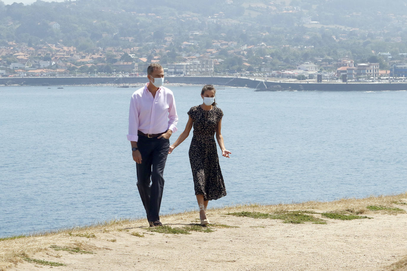 Con una visita a Gijón y Llanera. Así terminan don Felipe y doña Letizia su gira por España para expresa su apoyo a los profesionales y sectores que se mantienen en primera línea en la lucha contra el coronavirus. Los Reyes han sido recibidos en las instalaciones de Cogersa en la parroquia de Serín por las autoridades regionales y locales. Posteriormente se desplazaron hasta el Cerro de Santa Catalina en Gijón.