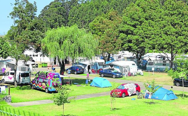 El Camping Costa Verde, en Colunga, ha tenido un buen mes de julio. La gente opta por el turismo al aire libre tras el confinamiento. xuan cueto