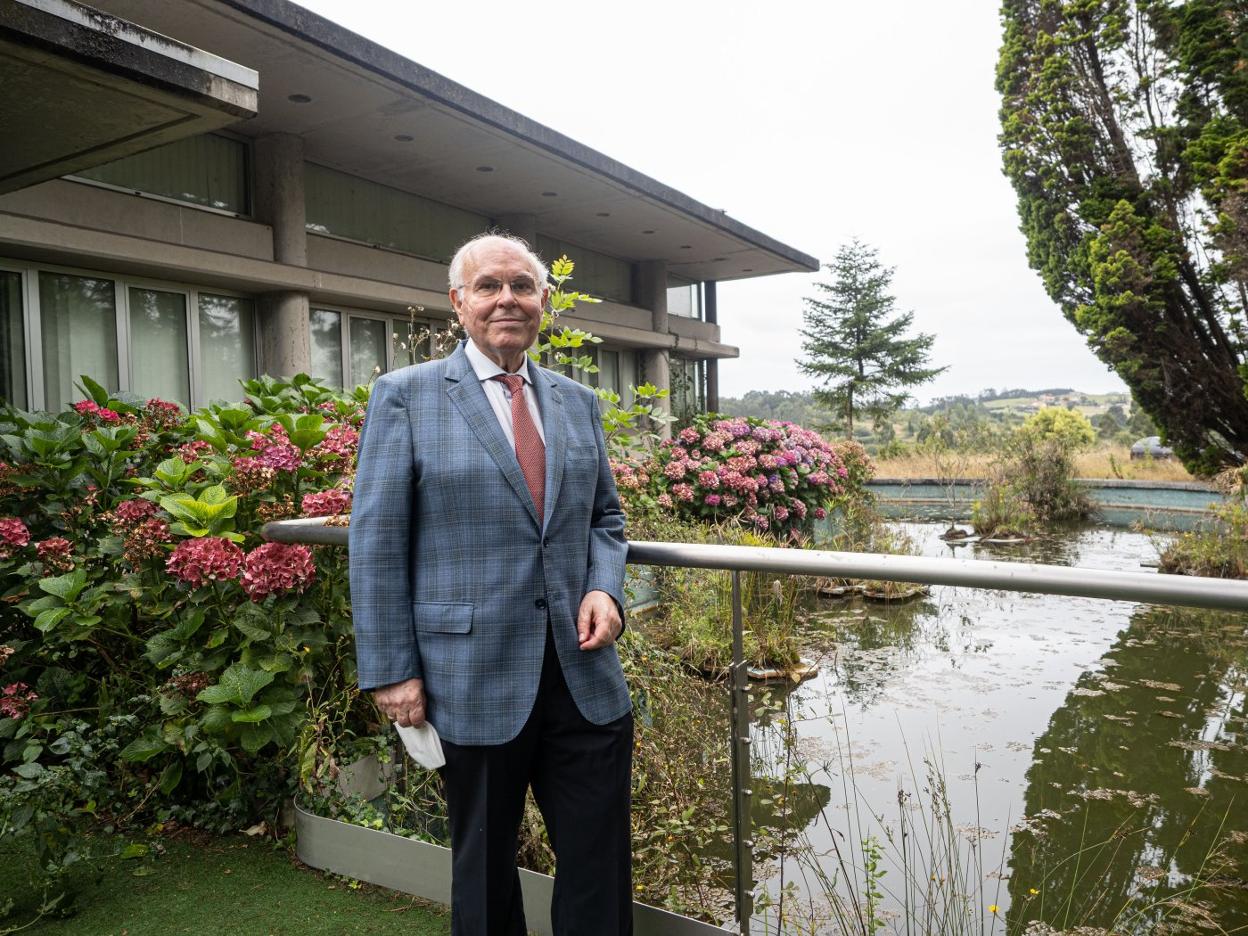 El reputado microbiólogo César Nombela, en el exterior de la residencia de La Granda. 