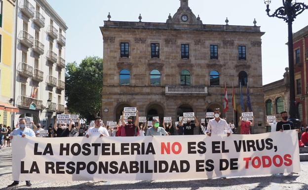 Concentración de hosteleros en Gijón.