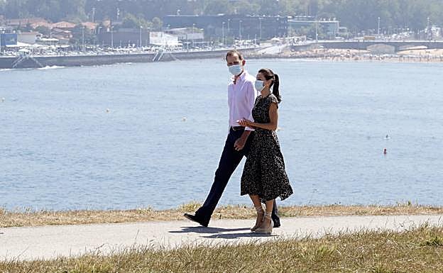 El paseo de Sus Majestades por el Cerro de Santa Catalina en Gijón