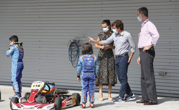 Los Reyes y Fernando Alonso, en las instalaciones del circuito de Llanera. 