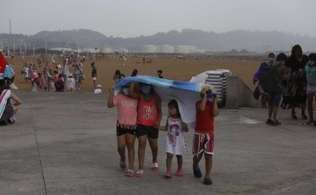 Imagen. La tormenta enfría el ambiente y vacía playas. 