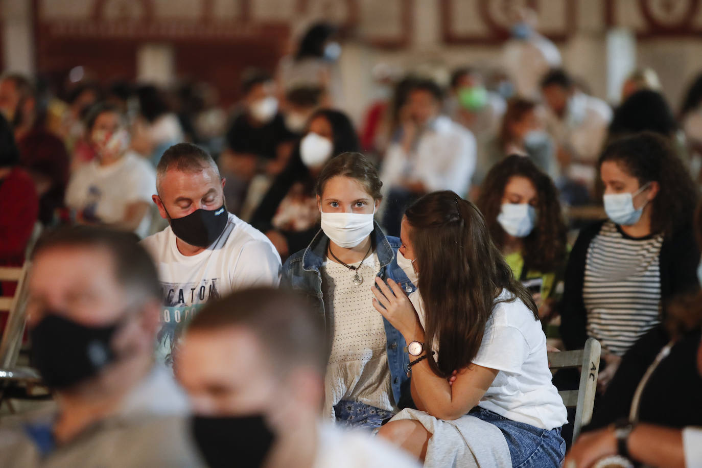 La organización extremó las precauciones tomando la temperatura a los asistentes.