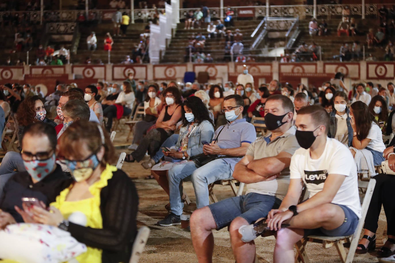 La organización extremó las precauciones tomando la temperatura a los asistentes.