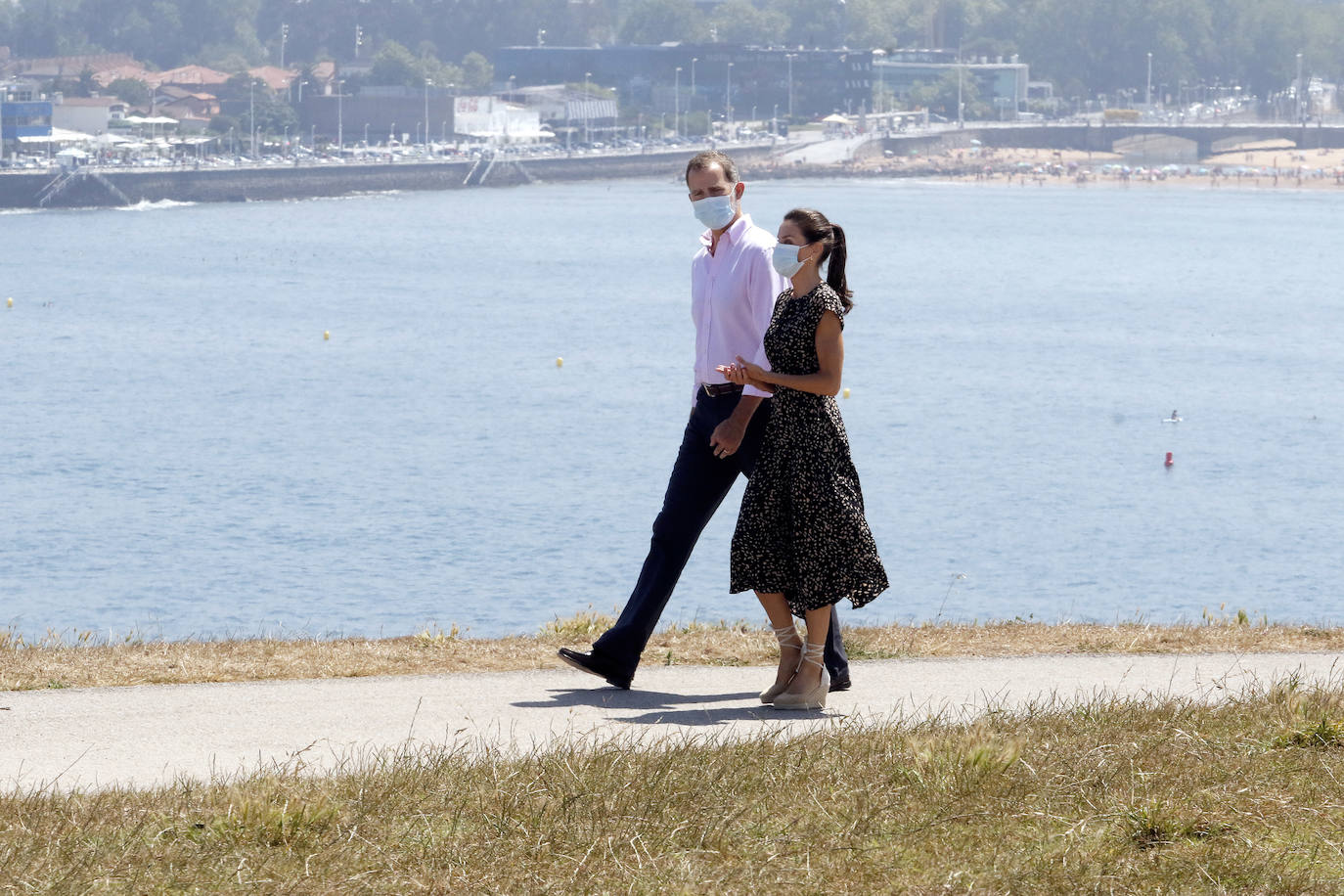 Don Felipe y doña Letizia iniciaron en Canarias su gira por todo el país tras el confinamiento. Los Reyes han visitado todas las comunidades autónomas de España con el objetivo de apoyar al turismo después de la pandemia. El último viaje que realizaron Sus Majestades fue a Asturias, donde visitaron Gijón, las instalaciones de Cogersa y el Museo y Circuito de Fernando Alonso. 