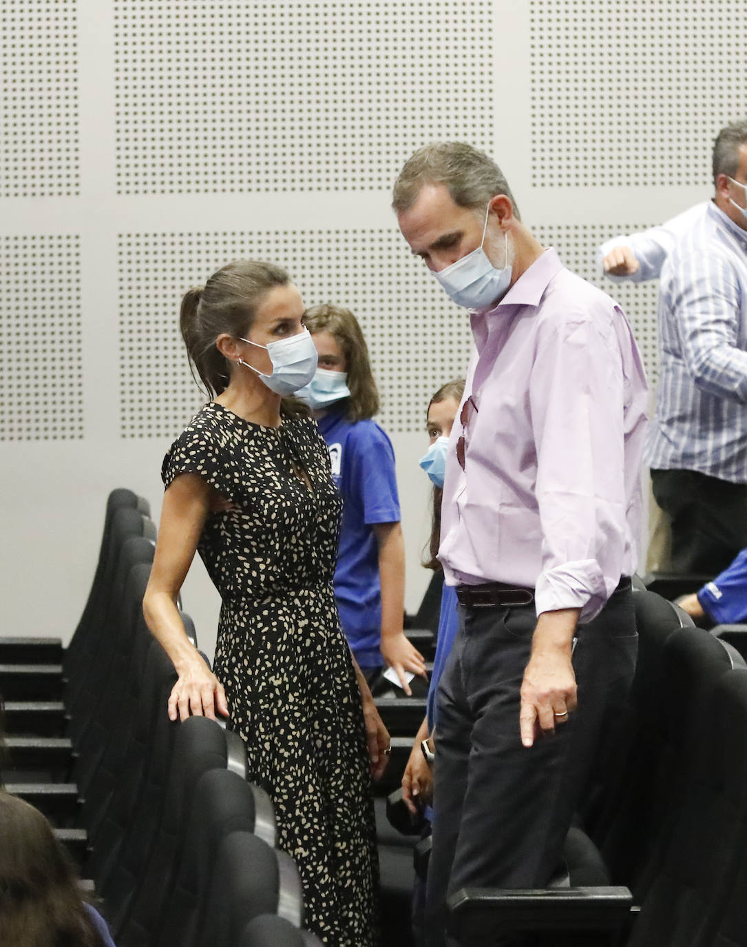 Don Felipe y doña Letizia iniciaron en Canarias su gira por todo el país tras el confinamiento. Los Reyes han visitado todas las comunidades autónomas de España con el objetivo de apoyar al turismo después de la pandemia. El último viaje que realizaron Sus Majestades fue a Asturias, donde visitaron Gijón, las instalaciones de Cogersa y el Museo y Circuito de Fernando Alonso. 