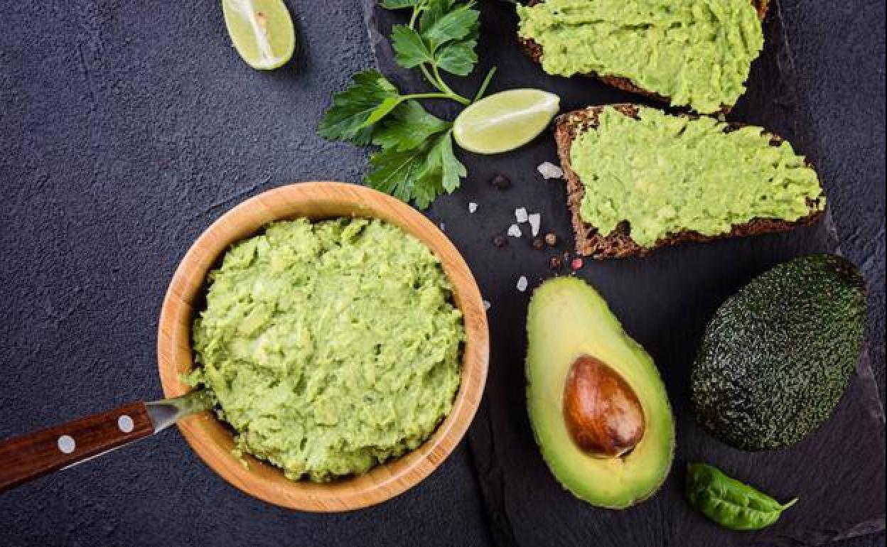 Guacamole, uno de los platos más reconocidos a partir de aguacates 