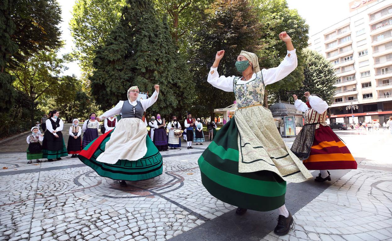 Suspendido el programa de folclore en la calle de Oviedo