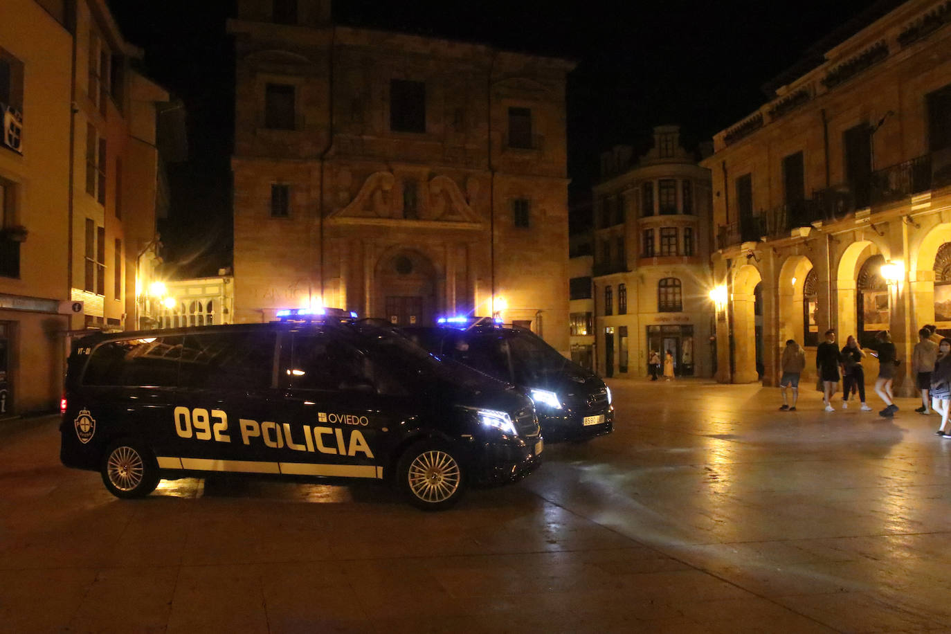 El cierre de los locales nocturnos en Oviedo estuvo bajo la estricta vigilancia de la Policía