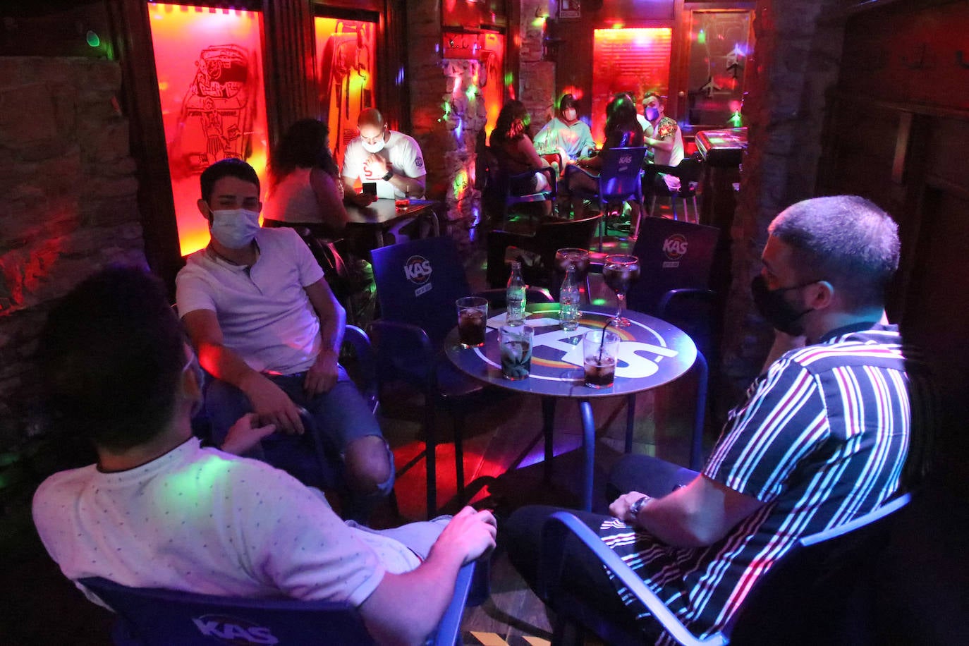 El cierre de los locales nocturnos en Oviedo estuvo bajo la estricta vigilancia de la Policía