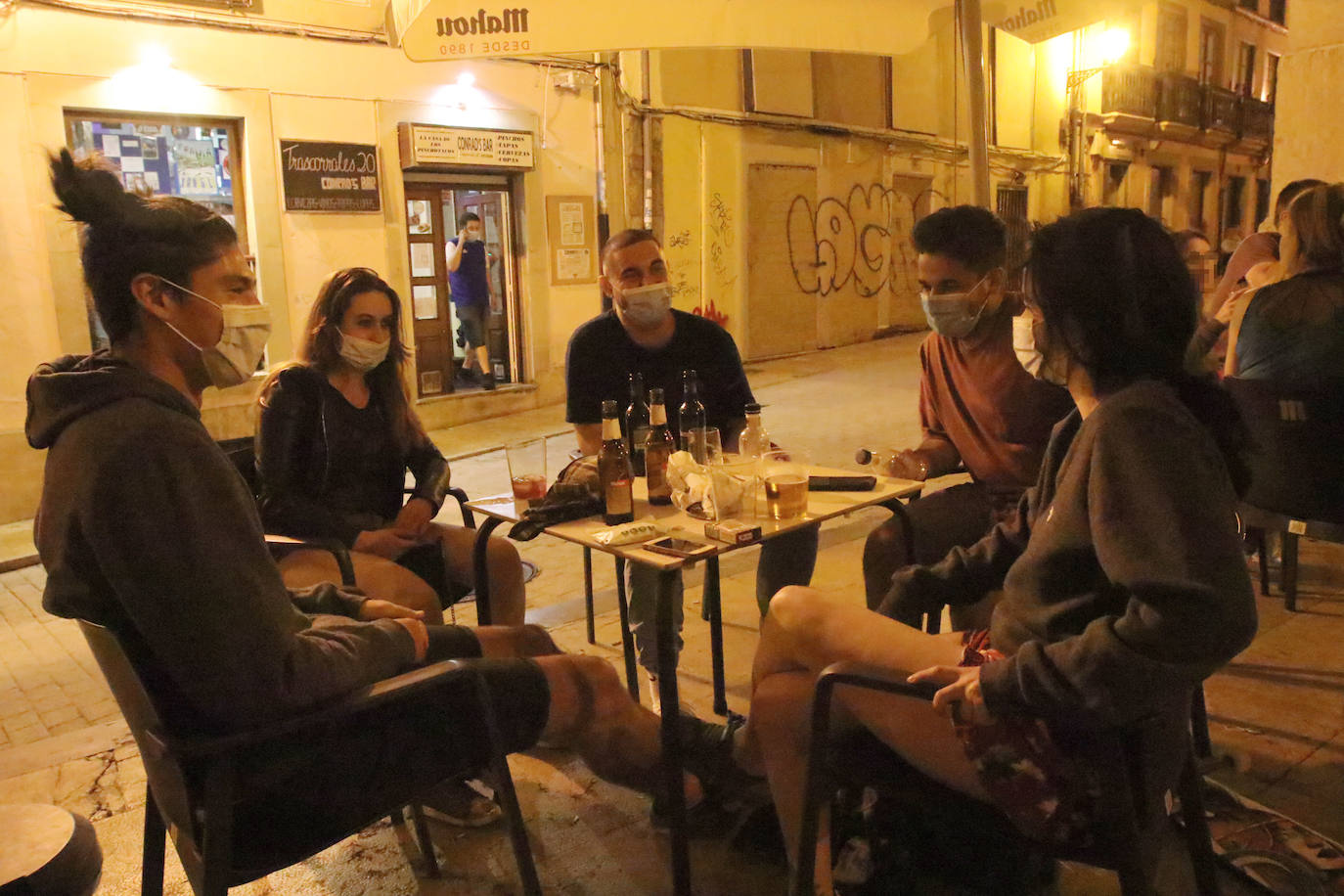 El cierre de los locales nocturnos en Oviedo estuvo bajo la estricta vigilancia de la Policía