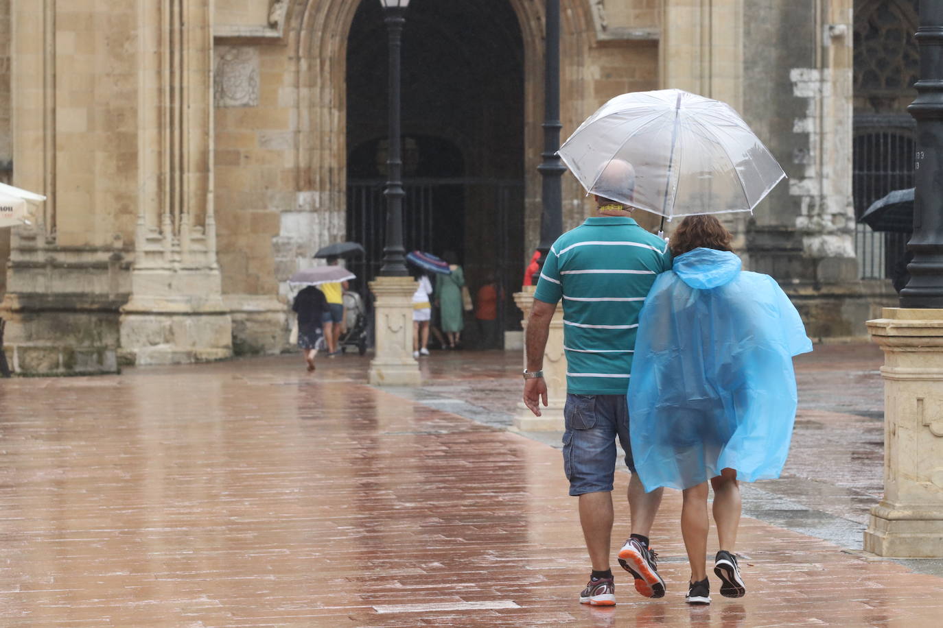La región, que comienza el cambio de quincena con cielos nubosos, ha visto, no obstante, con sus puntos más turísticos se llenaban de visitantes. 
