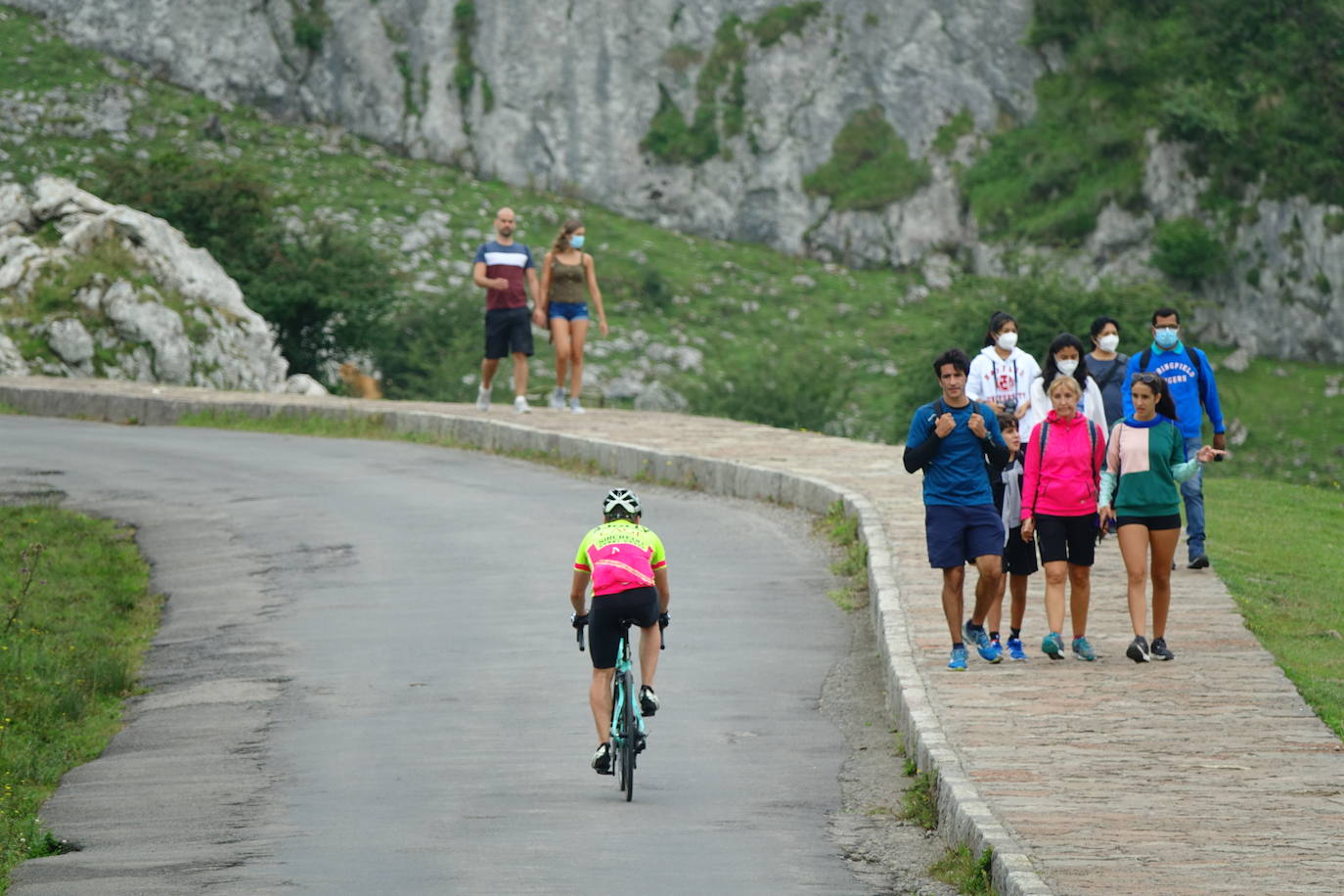 La región, que comienza el cambio de quincena con cielos nubosos, ha visto, no obstante, con sus puntos más turísticos se llenaban de visitantes. 