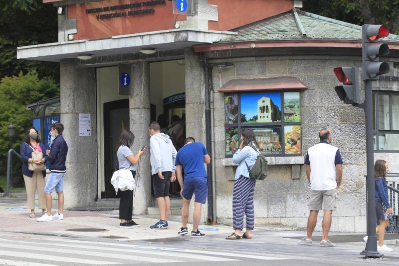 La región, que comienza el cambio de quincena con cielos nubosos, ha visto, no obstante, con sus puntos más turísticos se llenaban de visitantes. 