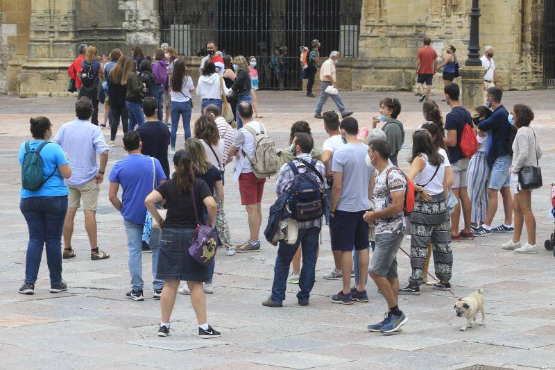 La región, que comienza el cambio de quincena con cielos nubosos, ha visto, no obstante, con sus puntos más turísticos se llenaban de visitantes. 