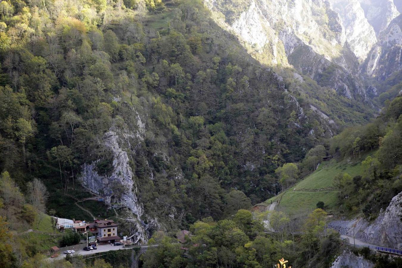 Desfiladero de los Beyos: Esta espectacular y estrecha garganta conocida como el desfiladero de los Beyos que pertenece a los concejos de Amieva y Ponga en Asturias y el concejo de Sajambre en la provincia de León, es otro de los grandiosos cañones que se pueden ver en este parque natural. Erosionado por el río Sella recorre el macizo cantábrico dentro del macizo asturiano y a diferencia del río Cares, podrás recorrerlo íntegramente en coche.