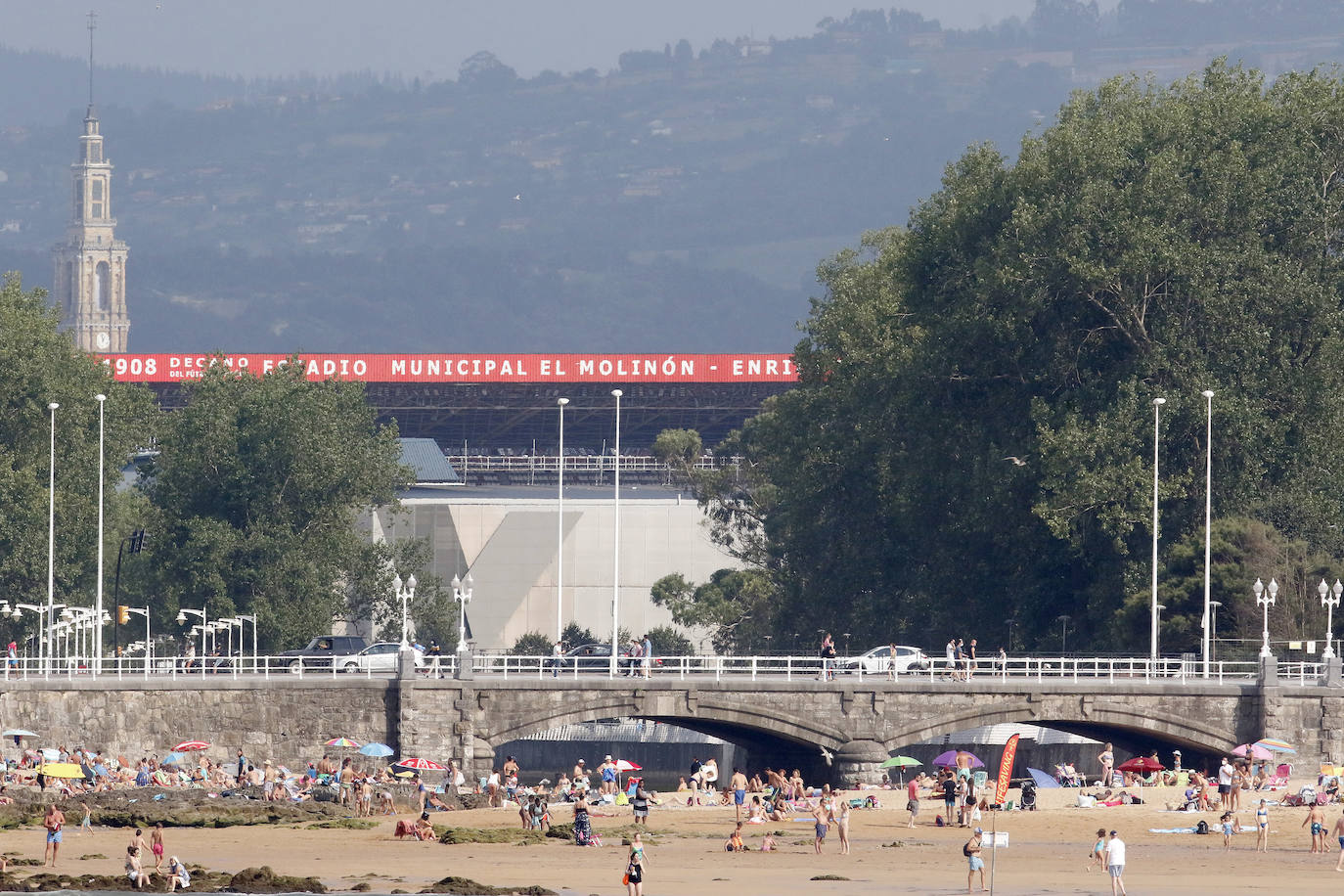 Las lanchas de pasaje de Canteli navegan todos los días por la bahía mostrando la ciudad a las personas que buscan una perspectiva diferente